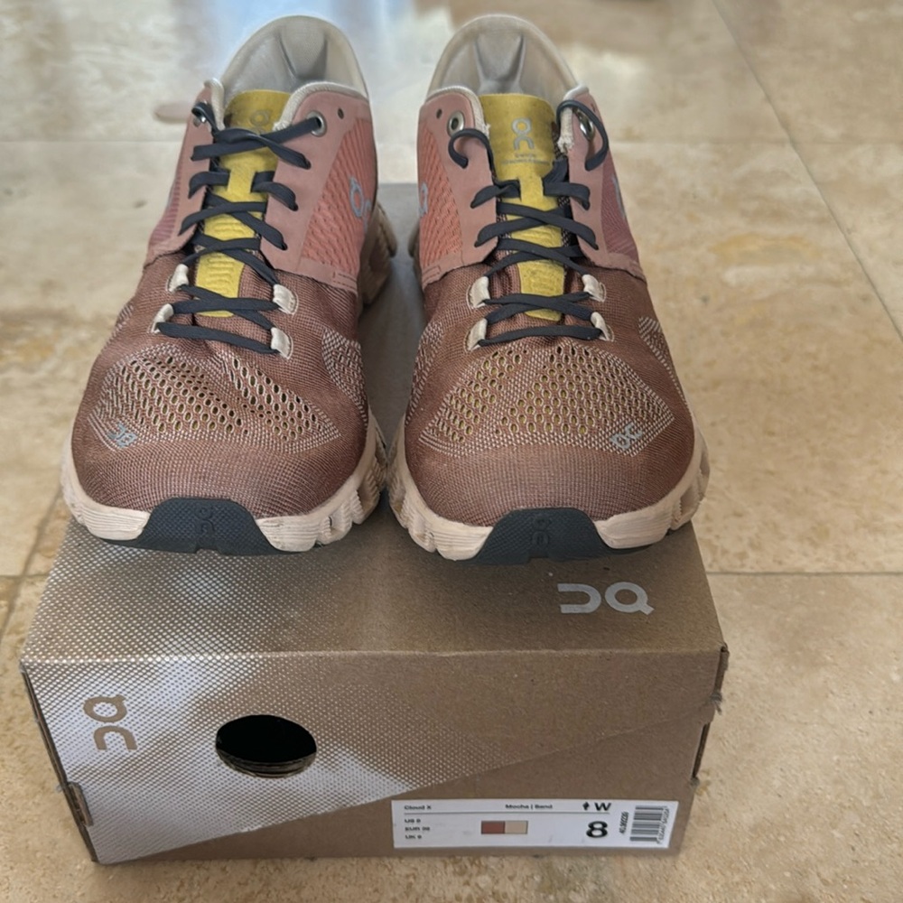 On Cloud sneakers size 8. Color mocha/sand